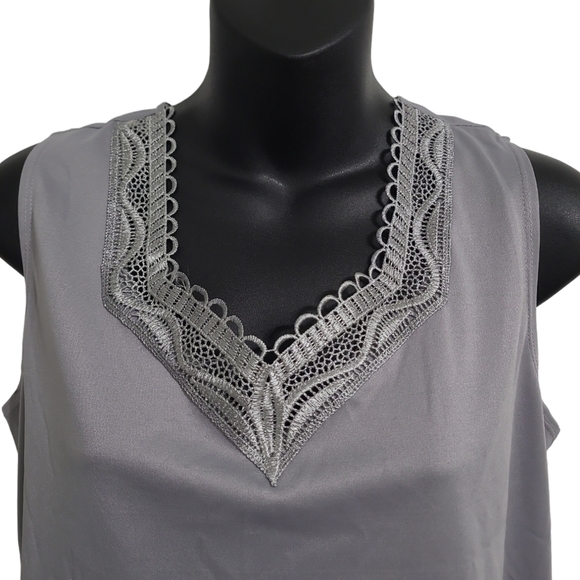 💲1️⃣ SHEIN Silver Grey Lace V-Neck Camisole Tank Top Size Small - Picture 2 of 8